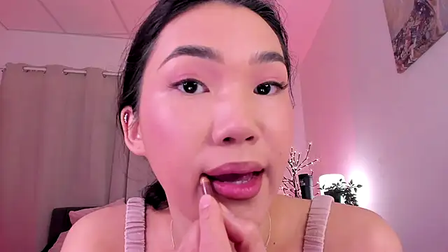 Divine Madeleine online show from 04/17/26, 06:16