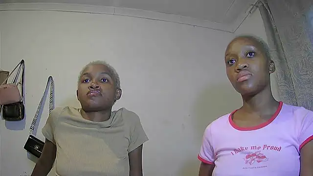 Snapshot of DoubleSpreadXX chatting on 02/19/26, 04:30 DoubleSpreadXX online show from 02/19/26, 04:30