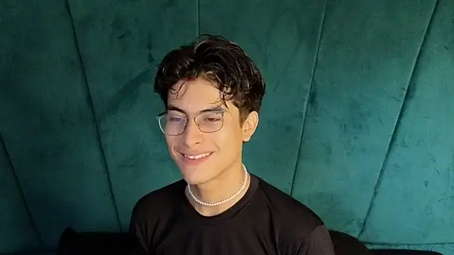 Aaron Eze online show from 10/31/25, 09:38