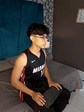 Aaron Eze online show from 03/10/26, 12:32