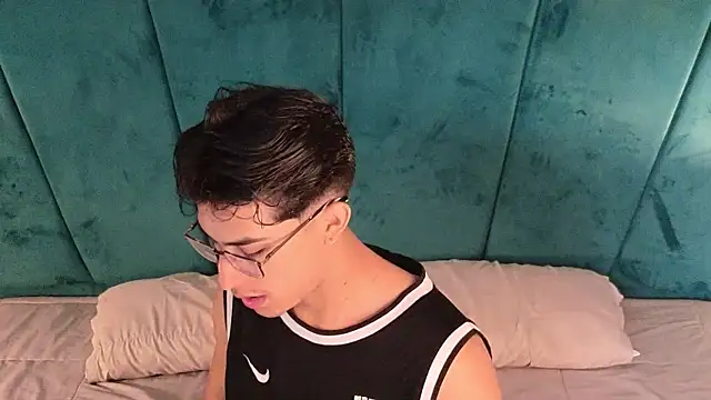 Aaron Eze online show from 04/06/26, 01:12