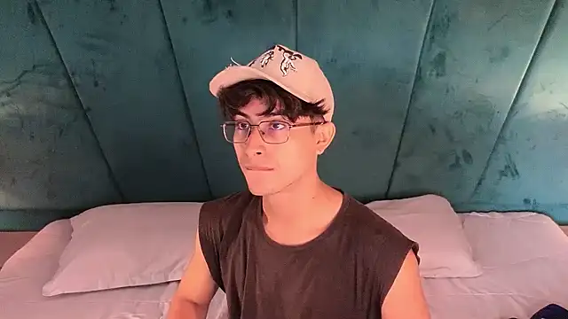 Aaron Eze online show from 04/15/26, 02:13