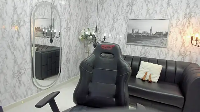 Snapshot of AlexandraMilff chatting on 11/12/25, 11:25 AlexandraMilff online show from 11/12/25, 11:25