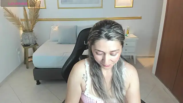 karlyy  online show from 11/18/25, 07:18