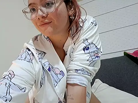 Red Lola  online show from 10/19/25, 04:46