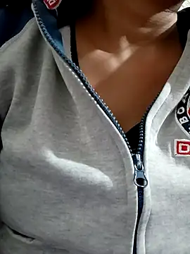 Vanshika1432 online show from 12/03/25, 09:51