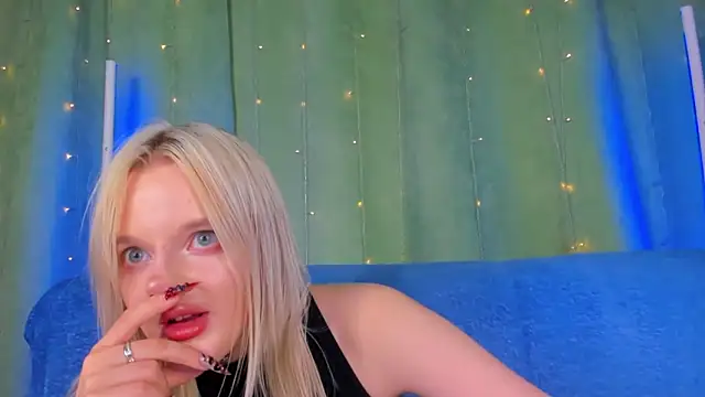 Snapshot of AlessaKiss chatting on 06/03/26, 02:33 AlessaKiss online show from 06/03/26, 02:33