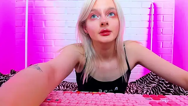 Snapshot of AlessaKiss chatting on 06/11/26, 02:33 AlessaKiss online show from 06/11/26, 02:33