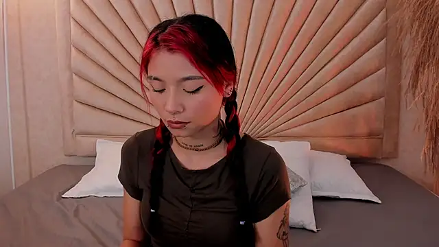 Snapshot of Emma_duff chatting on 11/21/25, 01:21 Emma duff online show from 11/21/25, 01:21