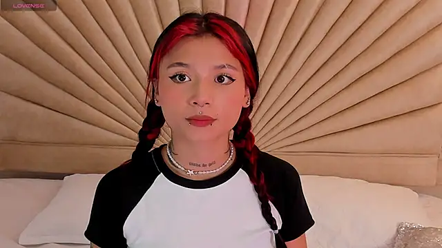 Snapshot of Emma_duff chatting on 12/02/25, 11:48 Emma duff online show from 12/02/25, 11:48