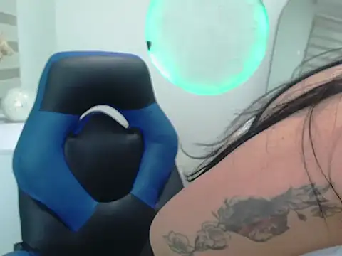 madys hot online show from 12/18/25, 05:46