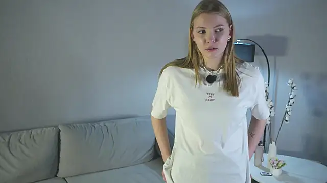 Snapshot of EviaCocola chatting on 10/17/25, 11:35 EviaCocola online show from 10/17/25, 11:35