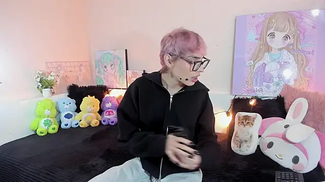 Strawberry Kitty  online show from 12/15/25, 03:55