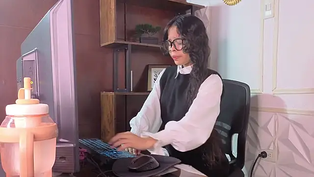 Snapshot of sharon_ivanna12 chatting on 05/07/26, 07:30 sharon ivanna12 online show from 05/07/26, 07:30