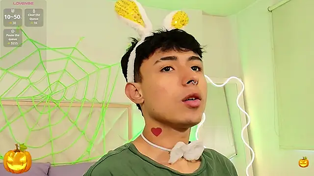 AZIEL TAY online show from 10/31/25, 11:33