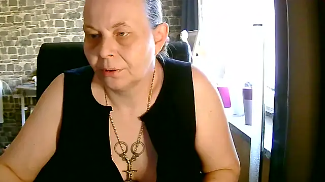 Snapshot of Diamond_Bite chatting on 10/18/25, 01:34 Diamond Bite online show from 10/18/25, 01:34