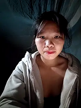 linh-miu99 online show from 12/14/25, 05:51