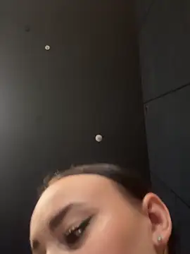 Snapshot of KiraSunshine chatting on 10/21/25, 03:29 KiraSunshine online show from 10/21/25, 03:29