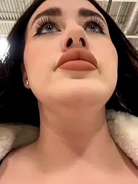 Snapshot of KiraSunshine chatting on 10/22/25, 04:02 KiraSunshine online show from 10/22/25, 04:02