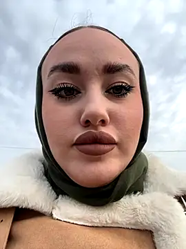 Snapshot of KiraSunshine chatting on 10/27/25, 03:43 KiraSunshine online show from 10/27/25, 03:43