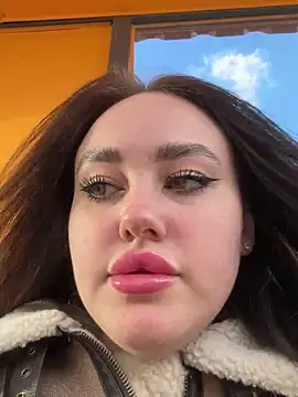 Snapshot of KiraSunshine chatting on 11/02/25, 03:42 KiraSunshine online show from 11/02/25, 03:42