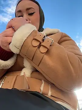 Snapshot of KiraSunshine chatting on 11/03/25, 03:41 KiraSunshine online show from 11/03/25, 03:41