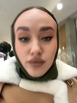 Snapshot of KiraSunshine chatting on 11/04/25, 03:49 KiraSunshine online show from 11/04/25, 03:49