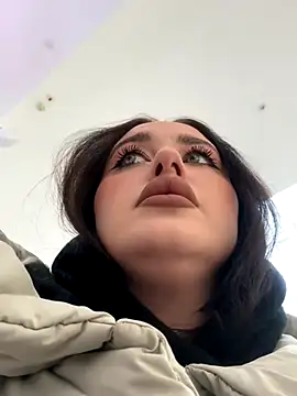 Snapshot of KiraSunshine chatting on 11/06/25, 04:02 KiraSunshine online show from 11/06/25, 04:02