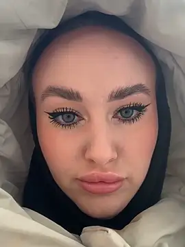 Snapshot of KiraSunshine chatting on 11/07/25, 03:39 KiraSunshine online show from 11/07/25, 03:39