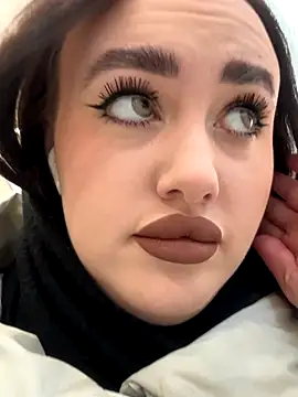 Snapshot of KiraSunshine chatting on 11/10/25, 03:27 KiraSunshine online show from 11/10/25, 03:27