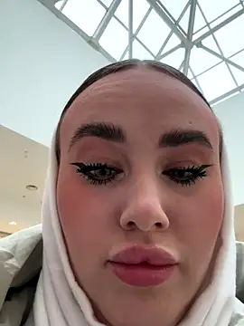 Snapshot of KiraSunshine chatting on 11/12/25, 03:40 KiraSunshine online show from 11/12/25, 03:40