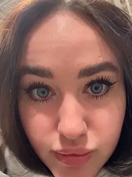 Snapshot of KiraSunshine chatting on 11/13/25, 03:27 KiraSunshine online show from 11/13/25, 03:27