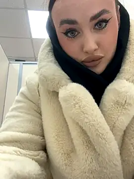 Snapshot of KiraSunshine chatting on 11/18/25, 03:56 KiraSunshine online show from 11/18/25, 03:56