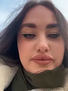 Snapshot of KiraSunshine chatting on 11/20/25, 04:01 KiraSunshine online show from 11/20/25, 04:01