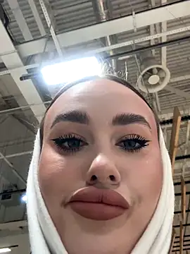 Snapshot of KiraSunshine chatting on 11/21/25, 04:00 KiraSunshine online show from 11/21/25, 04:00