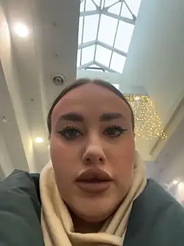 Snapshot of KiraSunshine chatting on 11/24/25, 04:01 KiraSunshine online show from 11/24/25, 04:01