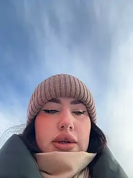 Snapshot of KiraSunshine chatting on 11/25/25, 03:50 KiraSunshine online show from 11/25/25, 03:50