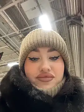 Snapshot of KiraSunshine chatting on 12/01/25, 04:06 KiraSunshine online show from 12/01/25, 04:06