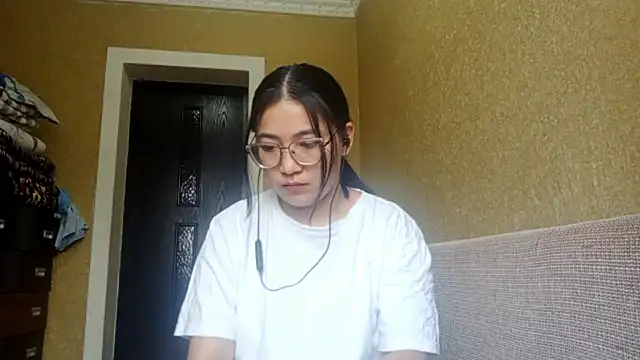 LinneaHyles online show from 11/10/25, 04:11