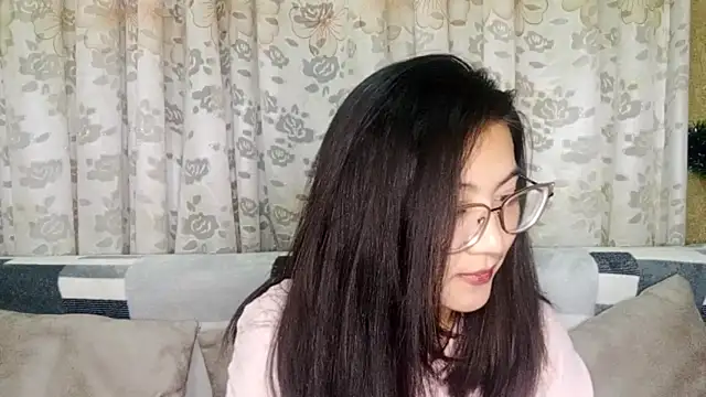 LinneaHyles online show from 12/22/25, 03:42