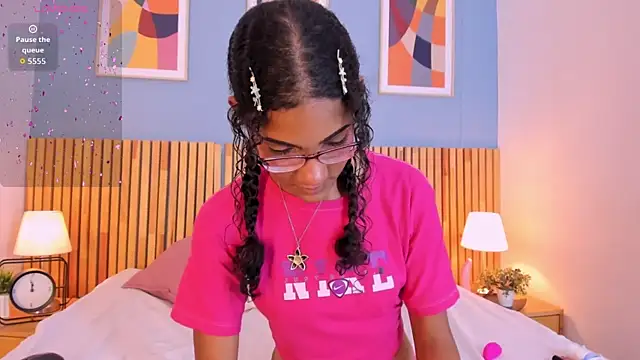 AuroraPinkk online show from 12/19/25, 01:51