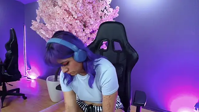 Snapshot of LuanEter chatting on 11/28/25, 12:52 LuanEter online show from 11/28/25, 12:52