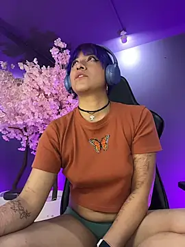 Snapshot of LuanEter chatting on 11/30/25, 02:21 LuanEter online show from 11/30/25, 02:21