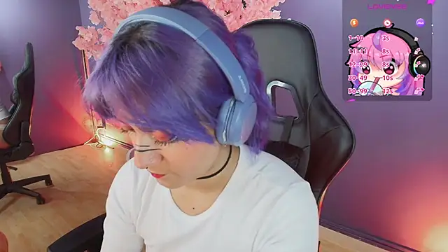 Snapshot of LuanEter chatting on 12/15/25, 04:33 LuanEter online show from 12/15/25, 04:33