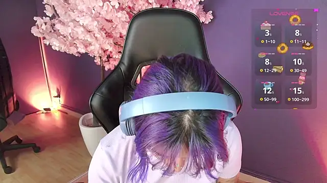 Snapshot of LuanEter chatting on 12/17/25, 03:51 LuanEter online show from 12/17/25, 03:51