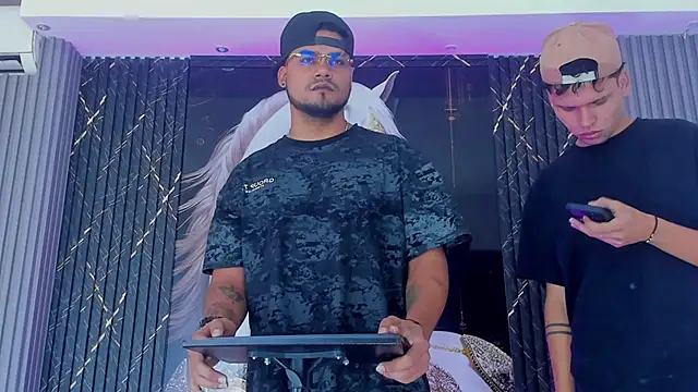 handsome boys22 online show from 11/17/25, 12:44