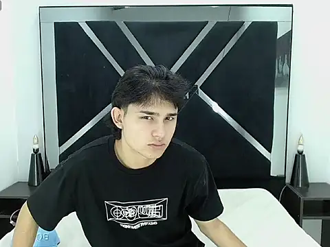 Tom 0001 online show from 12/17/25, 12:33