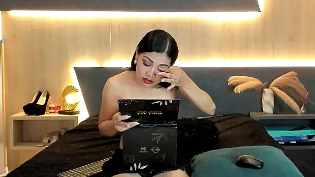 LorenaVarga online show from 05/13/26, 07:22