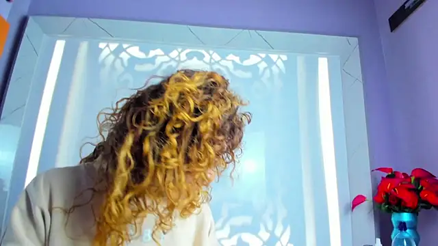 Snapshot of EmiliRouse_ chatting on 10/25/25, 04:09 EmiliRouse online show from 10/25/25, 04:09