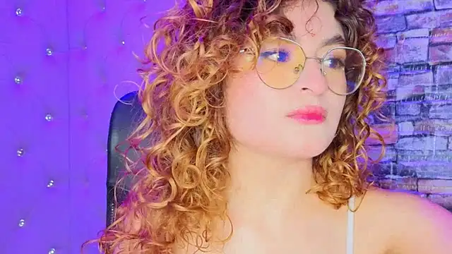 Snapshot of EmiliRouse_ chatting on 10/30/25, 11:05 EmiliRouse online show from 10/30/25, 11:05